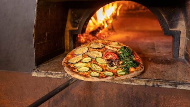 Foto hoge hoek heerlijke pizza bakken