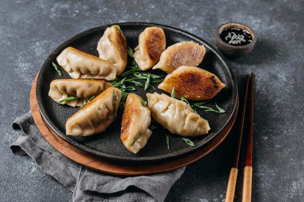 hoge hoek Japanse dumplings assortiment