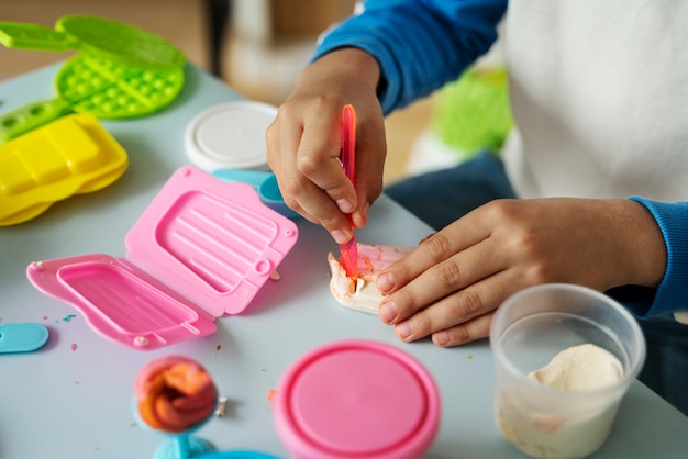 Foto hoge hoek jongen met playdough