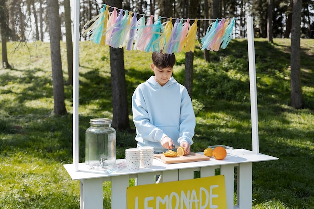 Foto hoge hoek kind limonade maken