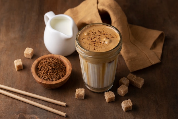 Foto hoge hoek koffiekop en suikerklontjes