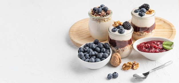 Foto hoge hoek mix van yoghurt met fruit, haver en jam met kopie-ruimte