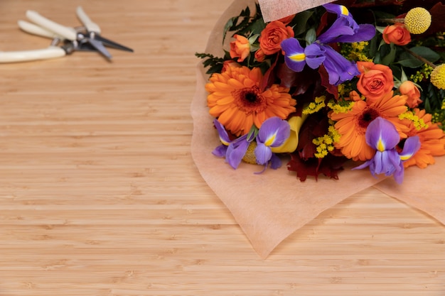 Hoge hoek mooie bloemen boeket