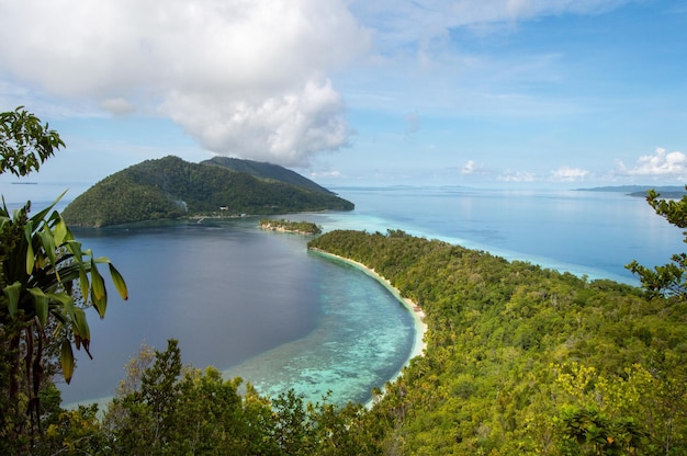 Hoge hoek opname van de prachtige eilanden aan de oceaan vastgelegd in Raja Ampat, Kri Island