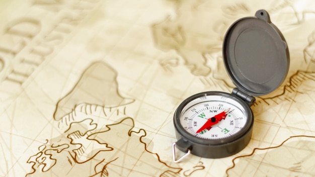 Hoge hoek reizende kompas op kaart