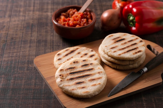 Hoge hoek smakelijke arepa's op een houten bord