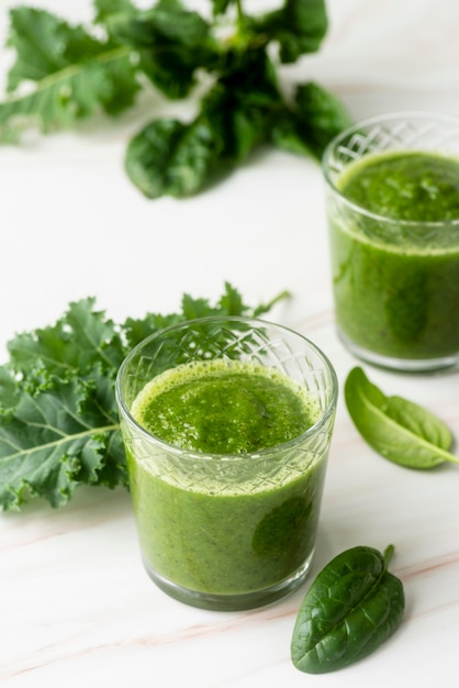 Foto hoge hoek smakelijke gezonde groene smoothie