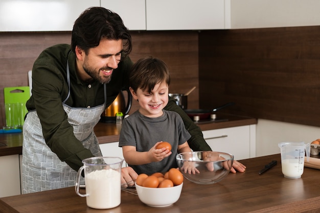 Hoge hoek smiley vader en zoon koken