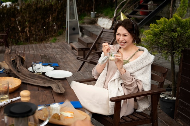 Foto hoge hoek smiley vrouw zittend aan tafel