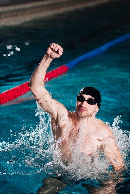 Hoge hoek sportman vieren overwinning