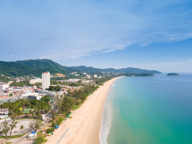 Hoge hoek uitzicht strand zee en stad in Patong Phuket Thailand