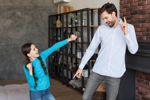 Hoge hoek vader onderwijs meisje om te dansen