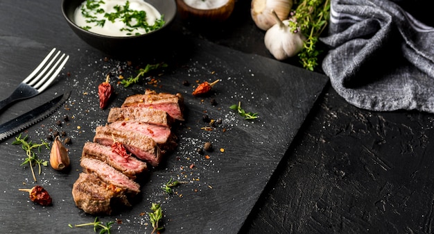 Hoge hoek van biefstuk met saus en knoflook