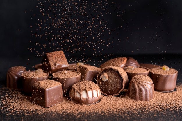 Foto hoge hoek van chocoladesuikergoed met cacaopoeder