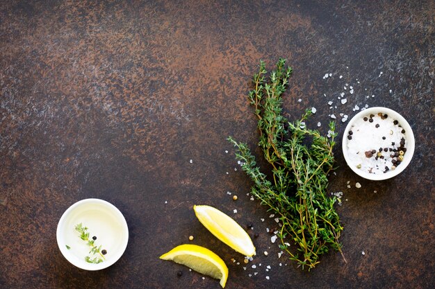 Foto hoge hoek van de cocktail op tafel