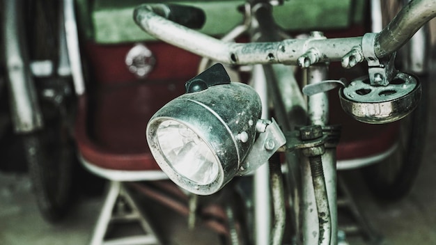 Foto hoge hoek van de koplamp op een oude fiets