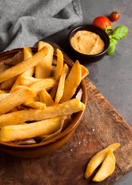 Foto hoge hoek van frieten in kom met mosterd