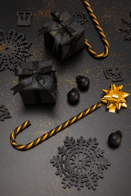 Hoge hoek van gouden suikergoedriet en kerstcadeautjes