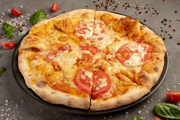 Hoge hoek van heerlijke pizza met tomaten