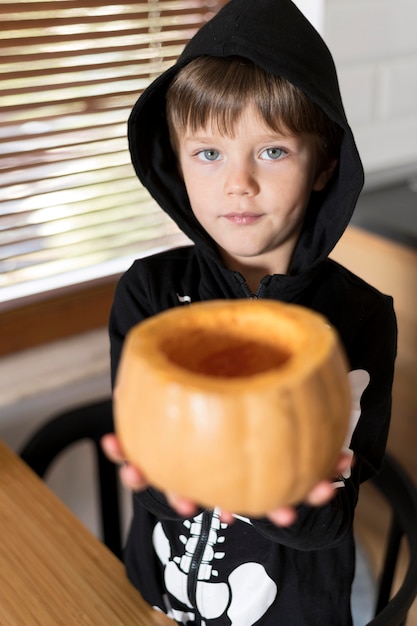 Hoge hoek van jongen met pompoenconcept