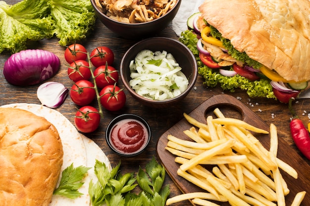 Foto hoge hoek van smakelijke kebabs met frietjes en ketchup