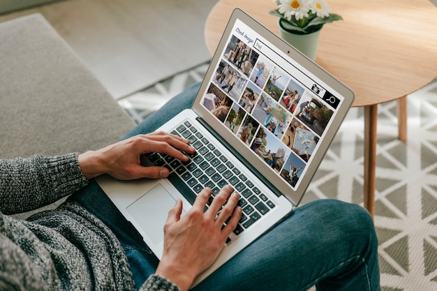 Foto hoge hoek volwassen zoeken naar stockfoto's op laptop