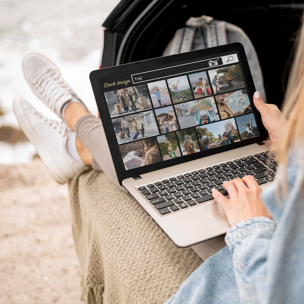 Foto hoge hoek volwassen zoeken naar stockfoto's op laptop