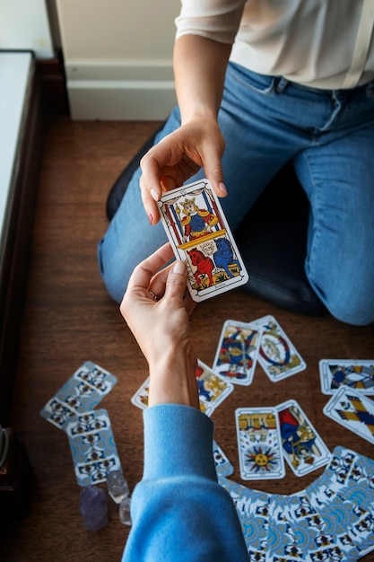 Foto hoge hoek vrouw die tarot leest