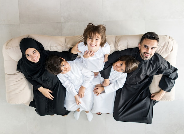 Hoge hoek weergave portret van gelukkige Arabische moslimfamilie op nieuwe moderne woning