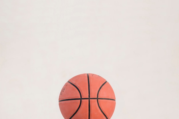 Foto hoge hoekmening van basketbal op witte achtergrond