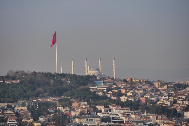 Hoge hoekmening van Camlica Moskee en de vlag van Turkije