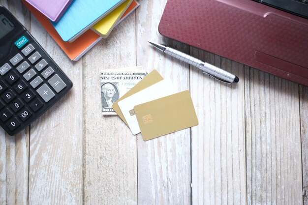 Hoge hoekmening van creditcards op laptop op tafel