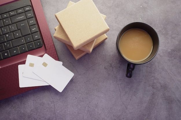 Hoge hoekmening van creditcards op laptop op tafel