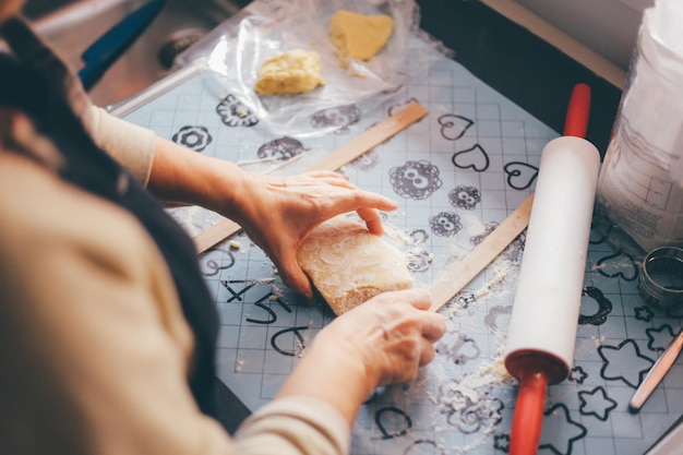 Hoge hoekmening van de mens die koekjesdeeg snijdt