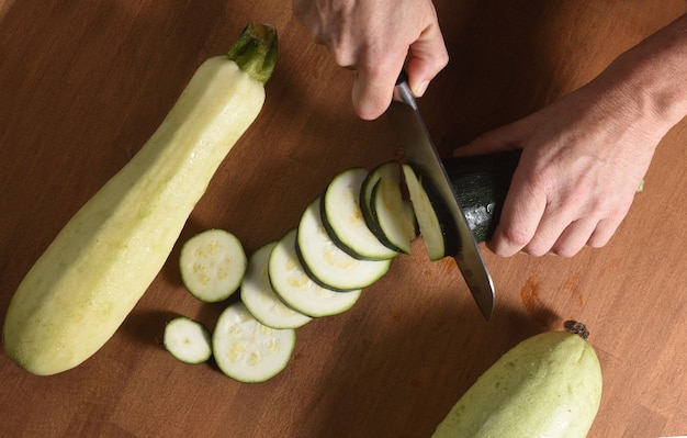 Hoge hoekmening van de snede van een courgette op een hout