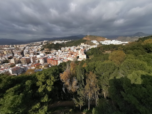 Hoge hoekmening van de stad malaga vanaf het kasteel van gibralfaro.