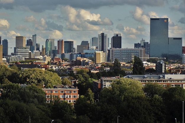 Hoge hoekmening van de stad tegen de hemel