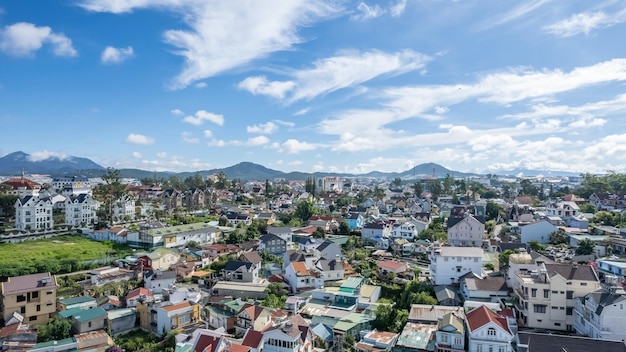 Hoge hoekmening van drone van DALAT stad in Vietnam