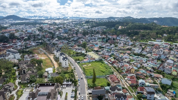 Hoge hoekmening van drone van DALAT stad in Vietnam
