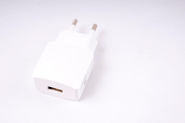 Hoge hoekmening van elektrische lamp tegen witte achtergrond