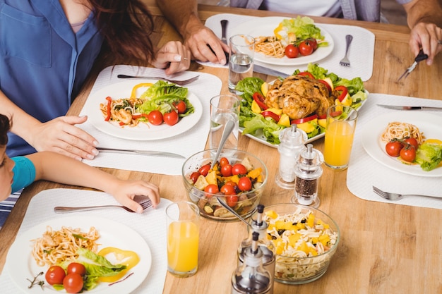 Hoge hoekmening van familie met voedsel op eettafel