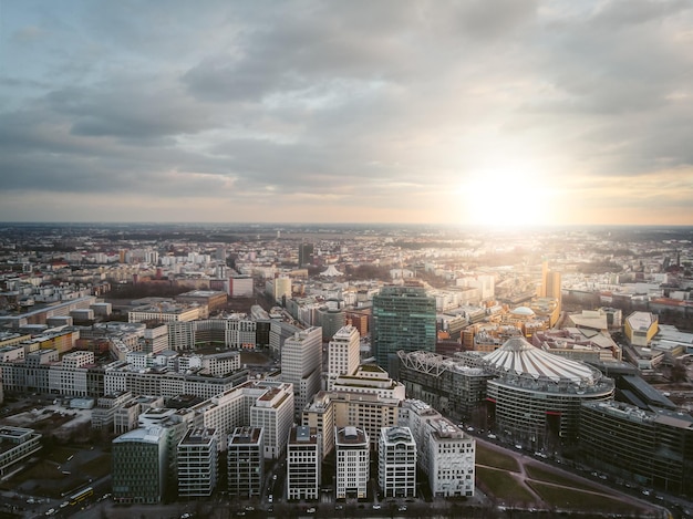 Hoge hoekmening van gebouwen in de stad tegen bewolkte hemel