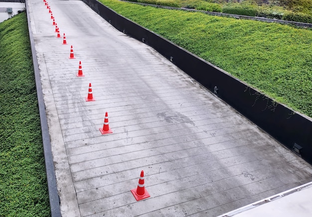 Hoge hoekmening van groep oranje verkeerskegels langs de weg