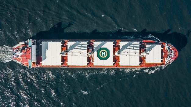 Hoge hoekmening van groot vrachtschip in de zee