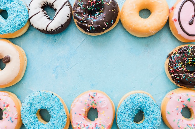 Hoge hoekmening van kleurrijke verse donuts die frame vormen