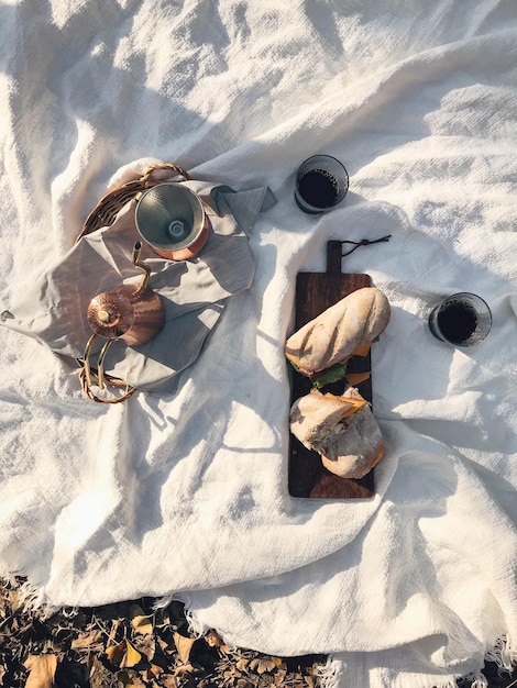 Hoge hoekmening van koffie op het strand