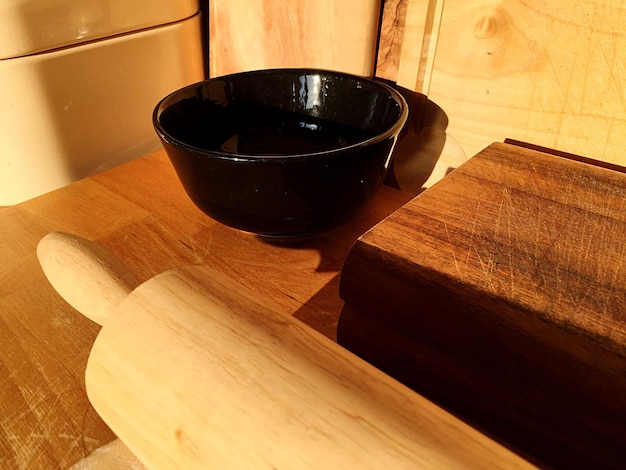 Hoge hoekmening van koffie op houten tafel