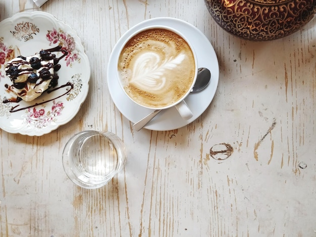 Hoge hoekmening van koffie op tafel