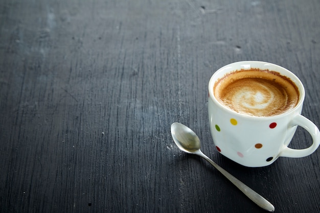 Hoge hoekmening van koffie op tafel