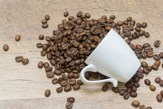 Hoge hoekmening van koffiebonen op tafel